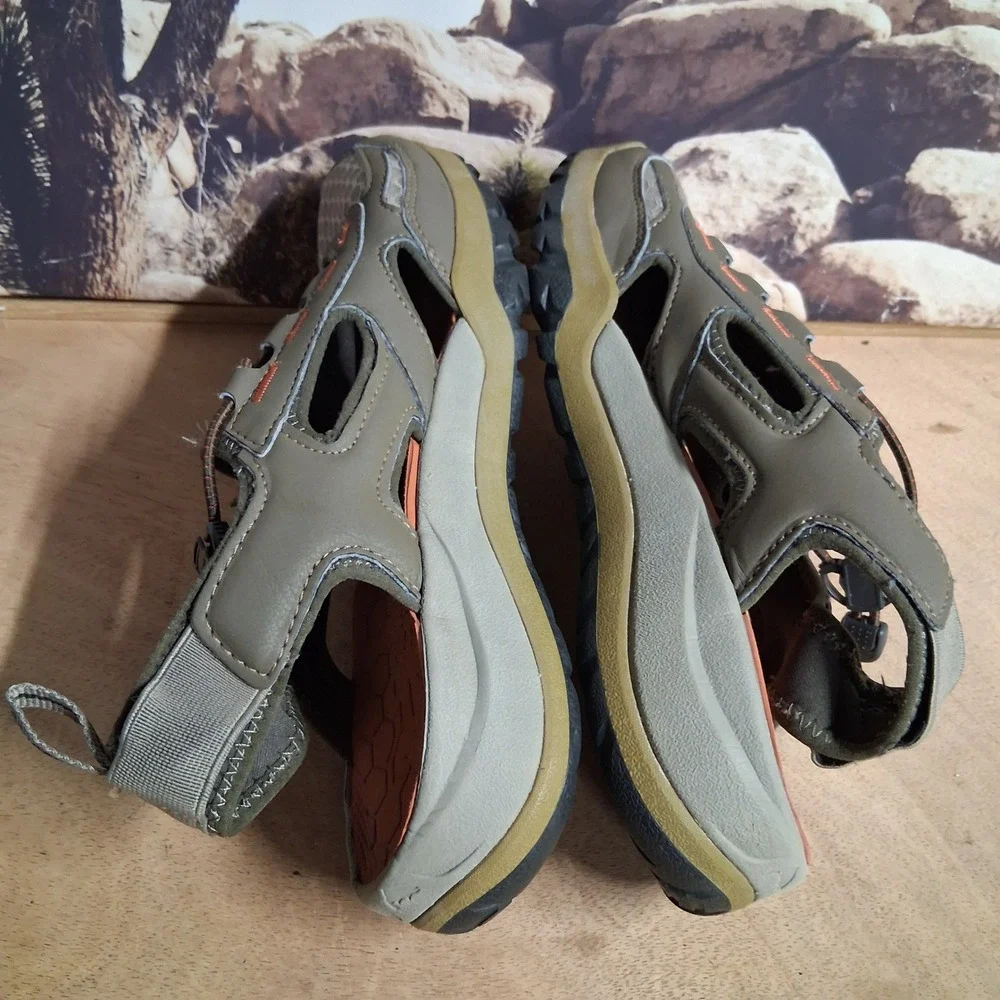 Simms Westshore Fishing Sandals Mens 9 Tan Orange Bungee Closed Toe